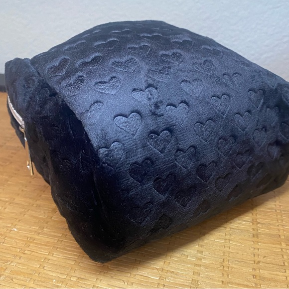 Juicy Couture Velvet Heart Toiletry Bag with Travel Bottle - NWOT - Picture 6 of 7